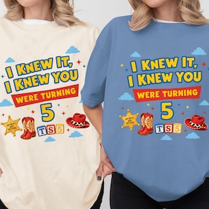 Camiseta de amistad de Taylor Swift y Toy Story 5, Camiseta "Lo sabía, te conocía", Es una historia de Taylor Swift, Camiseta de cumpleaños de Toy Story de Disneyland, Camiseta musical de Taylor Swift imagen 1