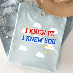 I Knew It, I Knew You Shirt, It's A Tay Story, TSwift and Toy Story 5 Friendship Shirt, Disneyland ToyStory Shirt, TSwift Music Inspired Tee imagem 1