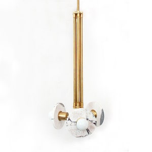 Puede incluir: Un conjunto de tres jarrones de cerámica blanca con textura acanalada. Los jarrones varían en altura: aproximadamente 25 cm, 20 cm y 15 cm. El diseño es consistente en las tres piezas.