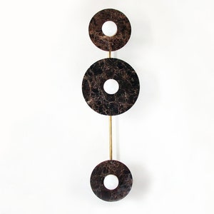 Aplique triple único de mármol Emperador oscuro moderno, aplique de pared de mármol marrón de diseñador, luz triple para vestíbulo de mármol, aplique triple para tocador