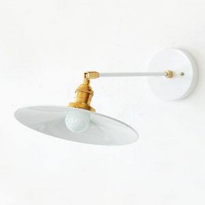 Lámpara de aplique de pared de sombra de metal blanco industrial Lámpara de aplique industrial ajustable Luz de pared Iluminación de cocina Lámpara de aplique de pared de cocina Aplique imagen 1