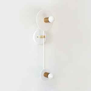 Aplique doble blanco moderno de mediados de siglo - Iluminación de pared con acento dorado
