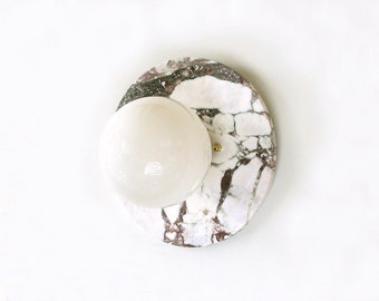 Luminária de teto redonda embutida com globo de vidro e mármore Calacatta Viola. Arandela minimalista de mármore Viola para cozinha. Luminária de banheiro Viola.