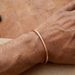 Armband i massivt rent koppar, handgjort i Spanien | Justerbara wellness-smycken med unik design | Kvalitetsgaranti för hantverksmässig manschett