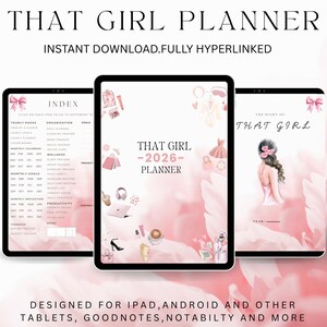 以下が含まれることがあります： 「THAT GIRL PLANNER」と書かれたデジタルプランナー。テキストは「INSTANT DOWNLOAD. FULLY HYPERLINKED」です。プランナーは3つのタブレットに表示され、インデックス、2026年プランナー、日記ページが表示されています。デザインはピンク色で、ファッションアイテムのイラストが描かれています。