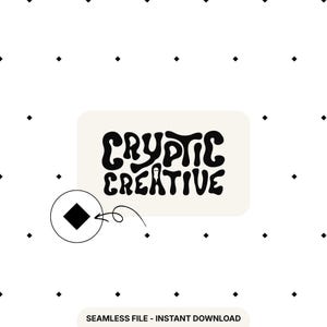 Può includere: Uno sfondo bianco con un motivo ripetuto di piccoli diamanti neri. Un rettangolo color crema contiene le parole "Cryptic Creative" in un font retrò. Un diamante nero è in un cerchio con una freccia che lo indica. Il testo "SEAMLESS FILE - INSTANT DOWNLOAD" è in basso.