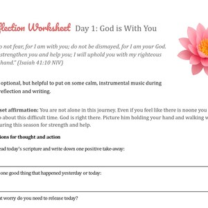 Puede incluir: Una hoja de trabajo blanca titulada "Reflection Worksheet Day 1: God is With You" con texto y preguntas para la reflexi&oacute;n. Una flor rosa con un centro amarillo est&aacute; en la esquina superior derecha. La hoja de trabajo incluye un vers&iacute;culo b&iacute;blico y indicaciones.