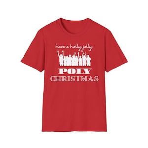Op de afbeelding: Rood t-shirt met witte tekst en afbeelding. De tekst luidt "have a holly jolly" boven een groep silhouetten met opgeheven armen en "POLY CHRISTMAS" eronder. Een feestelijk t-shirt met vakantiethema.