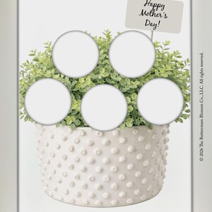 Puede incluir: Una maceta de cerámica blanca con una superficie texturizada, llena de follaje verde y cinco aberturas circulares. Un pequeño letrero dice "Happy Mother's Day!" Las palabras "INSTANT DOWNLOAD" están arriba y abajo.