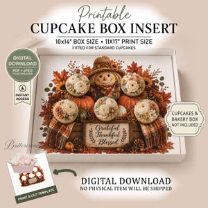 Puede incluir: Un inserto imprimible para caja de cupcakes de 25,4x35,6 cm con un tamaño de impresión de 27,9x43,2 cm. El diseño presenta un espantapájaros, calabazas, hojas de otoño y cupcakes con el texto Grateful Thankful Blessed en un letrero de madera.
