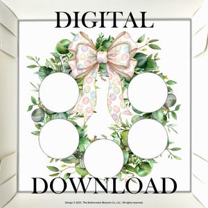 Peut inclure: Un téléchargement numérique présentant une couronne de Pâques à l'aquarelle avec un nœud pastel et des accents d'œufs. La couronne est entourée de feuillage vert et comporte cinq cercles blancs. Les mots "TÉLÉCHARGEMENT NUMÉRIQUE" sont en haut et en bas.