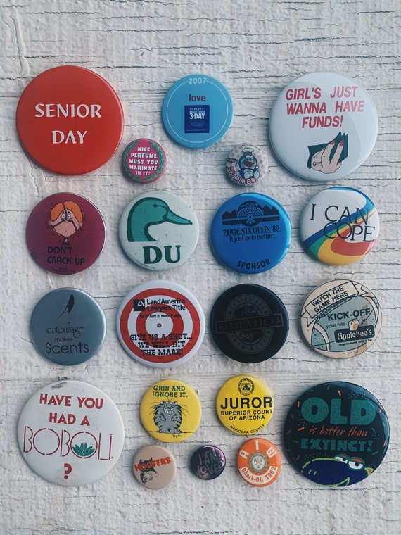 Vintage Pins, Pin Back Buttons, Memorabilia, Collectible Pins, Old Pins,  Souvenir Pins, Senior Day, Love, Hooters, Pride, Applebees, Cocos -   Denmark