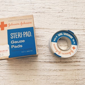 Vintage Johnson and Johnson Items steri pad e nastro adesivo, forniture mediche vintage medical 1970 latta medica, confezione originale
