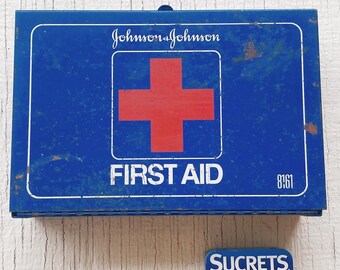 JOHNSON&JOHNSON FIRST AID缶ジョンソンエンドジョンソン Johnson & Johnson First Aid To Go Portable Mini Travel Kit, 12