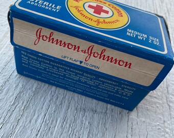 Vintage Red Cross Cotton- Johnson and Johnson sterylny chłonny materiał średni rozmiar m Artykuły medyczne Red Cross vintage medical 1970 T1