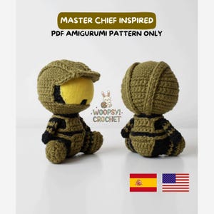 Puede incluir: Dos figuras de amigurumi de ganchillo inspiradas en Master Chief, en verde oliva y negro. Las figuras tienen un diseño de casco y armadura. El texto "MASTER CHIEF INSPIRED PDF AMIGURUMI PATTERN ONLY" está en la parte superior. Las figuras están junto a las banderas española y estadounidense.