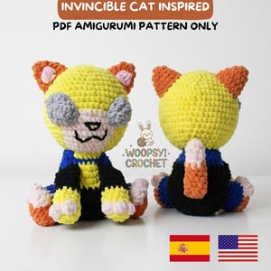 Könnte beinhalten: Ein gehäkeltes Amigurumi-Katzenspielzeug mit gelbem Kopf, orangefarbenen Ohren, grauen Augenpartien und einem schwarz-blau-gelben Körper. Der Text lautet INVINCIBLE CAT INSPIRED PDF AMIGURUMI PATTERN ONLY und WOOPSY! CROCHET. Enthält spanische und US-Flaggen.