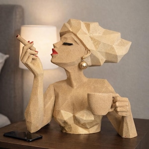 Unik modern konstnärlig kvinnoskulptur, njuter av kaffe och cigarr