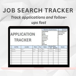 Pode incluir: Um ecrã de computador portátil mostra um rastreador de pesquisa de emprego. O ecrã mostra uma folha de cálculo com colunas para o cargo, localização, modo, salário, status, data de encerramento e data de inscrição. O texto diz "JOB SEARCH TRACKER".