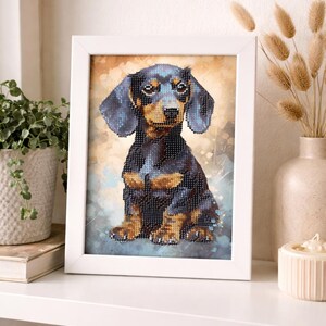 Può includere: Opera d'arte incorniciata con un cane bassotto. Il cane è raffigurato in stile mosaico, con toni neri, marroni e blu. L'opera è ambientata su uno sfondo ad acquerello e incorniciata in bianco.