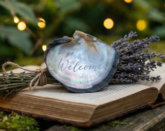 Tarjetas de lugar con diseño de concha de ostra negra, tarjetas personalizadas de acompañante de ostra perlada, tarjetas con nombre para invitados para decoración de mesa de boda costera en la playa.