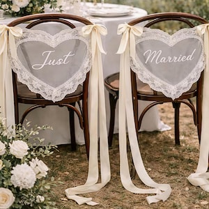 Set di 2 cartelli personalizzati a forma di cuore con pizzo per sedie, decorazioni personalizzate per matrimoni, cartello "Sposi e innamorati".