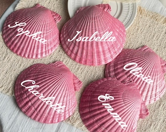 Tarjeta de mesa personalizada con forma de concha rosa: recuerdo de boda en la playa