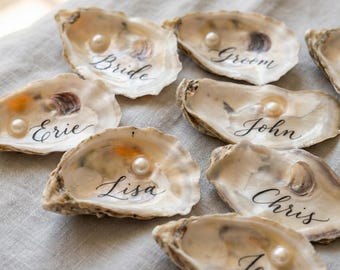 Tarjetas de nombre con forma de concha de ostra e identificación de comidas (A/B): etiquetas personalizadas para bodas