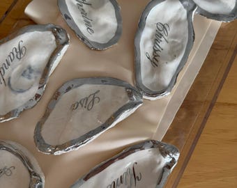 Tarjetas de mesa con conchas de ostras a granel, juego de etiquetas de nombres para bodas, tarjetas de mesa de ostras naturales personalizadas, decoración de boda costera con caligrafía,