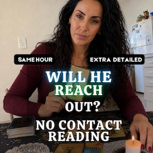 Puede incluir: Un conjunto de lectura de cartas de tarot con una baraja, una vela blanca encendida en un cuenco pequeño y un plato de cristal con varios cristales. Los textos superpuestos dicen: SAME HOUR, EXTRA DETAILED, WILL HE REACH OUT?, NO CONTACT READING.