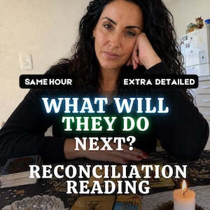 Puede incluir: Una persona de cabello oscuro ondulado con un suéter negro sentada ante una mesa con cartas de tarot, un cuenco pequeño con cristales y una vela blanca encendida. Texto: SAME HOUR, EXTRA DETAILED, WHAT WILL THEY DO NEXT?, RECONCILIATION READING.