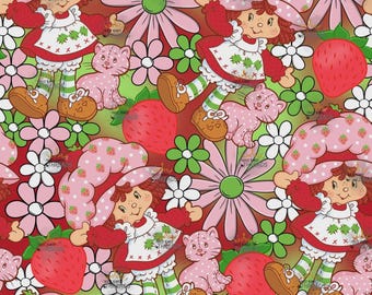 Puede incluir: Un patrón repetido con un personaje de dibujos animados con un vestido rojo y un sombrero de fresa, rodeado de flores rosas, fresas y gatitos rosas. El fondo es una mezcla de rojo y verde.