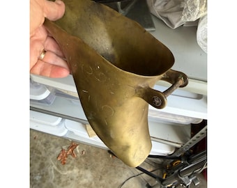 Bota de estribo antigua de latón de conquistador español, estilo colonial ecuestre.