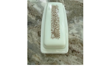 Mantequera vintage Pyrex Butterfly Gold de vidrio opalino con tapa, color blanco y marrón con diseño floral.