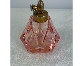 Frasco de perfume vintage de cristal rosa facetado con atomizador de latón, estilo art déco, para decoración de tocador.