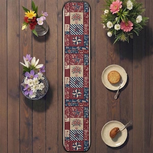 Puede incluir: Un camino de mesa largo y rectangular con un diseño patriótico en rojo, blanco y azul. El camino de mesa presenta patrones de estrellas y rayas, motivos florales y la palabra "Liberty". La imagen también incluye arreglos florales y platos con pasteles.