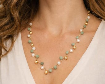 Collar de Alicia en el País de las Maravillas – Cadena romántica de oro con cuentas – Joyería de fantasía verde y perlas – Elegante collar hecho a mano – Regalo para ella
