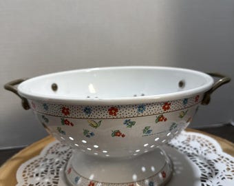 Colador vintage Kamenstein de metal esmaltado de 9 pulgadas, color blanco con asas de latón y base floral.