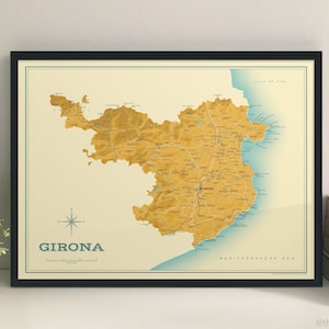 Può includere: Una mappa in stile vintage di Girona, Spagna, con uno sfondo beige e un contorno giallo-marrone della regione. La mappa include il testo "Girona" e "Mar Mediterraneo".