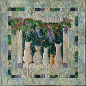 Può includere: Una trapunta quadrata in tessuto raffigurante cinque gatti seduti in fila, visti da dietro. I gatti sono posizionati davanti a uno sfondo di fogliame verde scuro con fiori di glicine viola e farfalle arancioni. Il bordo ha un motivo azzurro e verde.