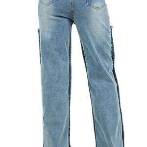 K&ouml;nnte beinhalten: Hellblaue Jeans mit hoher Taille und weitem Bein. Die Jeans haben einen Schlitz an den Au&szlig;enn&auml;hten der Beine. Die R&uuml;ckansicht zeigt die Taschen und die Gesamtpassform der Hose.
