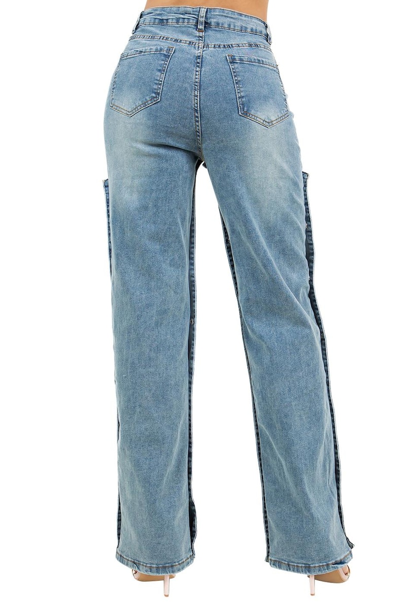 K&ouml;nnte beinhalten: Hellblaue Jeans mit hoher Taille und weitem Bein. Die Jeans haben einen Schlitz an den Au&szlig;enn&auml;hten der Beine. Die R&uuml;ckansicht zeigt die Taschen und die Gesamtpassform der Hose.