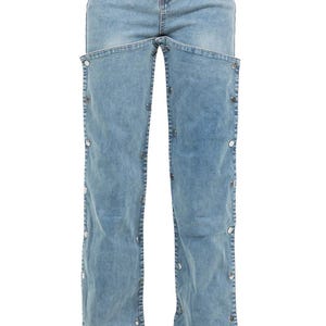 K&ouml;nnte beinhalten: Hellblaue Jeans mit einem einzigartigen Design. Die Jeans haben eine hohe Taille, einen Knopfverschluss und ein markantes Ausschnittdetail auf der Vorderseite. Silberfarbene Kn&ouml;pfe verlaufen entlang der &auml;u&szlig;eren N&auml;hte der Beine. Die Jeans sind aus hellem Denim.