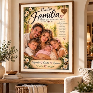 Könnte beinhalten: Ein gerahmter Wandkunstdruck mit einem Familienporträt von zwei Erwachsenen und drei Kindern, darunter ein Neugeborenes in einer rosa Decke. Der Text lautet Nuestra Familia, Un Amor Que Siempre Crece, mit den Namen Alejandro, Camila und Luciana.