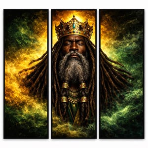 Puede incluir: Una impresión artística en tríptico que presenta una figura regia con rastas, una larga barba y una corona dorada. El panel central muestra la figura con los ojos cerrados, adornada con joyas. El fondo es una mezcla arremolinada de amarillo, verde y negro.