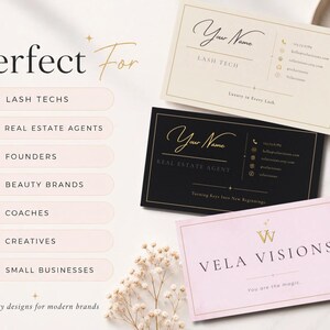 Puede incluir: Tres tarjetas de visita rectangulares en crema, negro y rosa claro con texto y detalles dorados. Las tarjetas incluyen datos de contacto, t&iacute;tulos como Lash Tech y Real Estate Agent, y la marca Vela Visions. Se incluye un bol&iacute;grafo blanco.