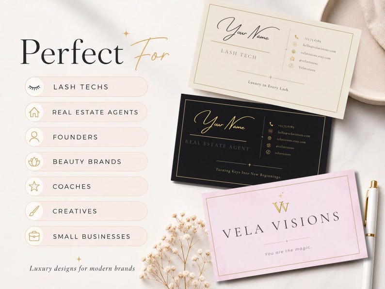 Puede incluir: Tres tarjetas de visita rectangulares en crema, negro y rosa claro con texto y detalles dorados. Las tarjetas incluyen datos de contacto, t&iacute;tulos como Lash Tech y Real Estate Agent, y la marca Vela Visions. Se incluye un bol&iacute;grafo blanco.