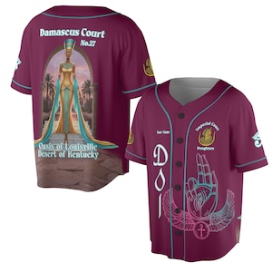 Könnte beinhalten: Burgunderfarbenes Baseball-Trikot mit türkisfarbenen Akzenten. Auf der Rückseite befindet sich eine Illustration einer Frau in goldenen und türkisfarbenen Gewändern mit dem Text "Damascus Court No.27" und "Oasis of Louisville Desert of Kentucky". Auf der Vorderseite steht "Imperial Court Daughters".