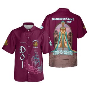 Puede incluir: Una camisa burdeos de manga corta. La parte delantera presenta un diseño de mano estilizada y el texto "Your Name" y "Imperial Court Daughters". La parte trasera muestra una ilustración de una mujer en oro y turquesa, con el texto "Damascus Court No.27" y "Oasis of Louisville Desert of Kentucky".