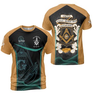 Peut inclure: Un t-shirt beige et noir avec des symboles maçonniques et du texte. Le devant présente un design d'équerre et de compas avec le texte "Your Name" et "Your Lodge Name". Le dos a un écusson avec les mots "VIRTUS JUNXIT MORS NON SEPARABIT".